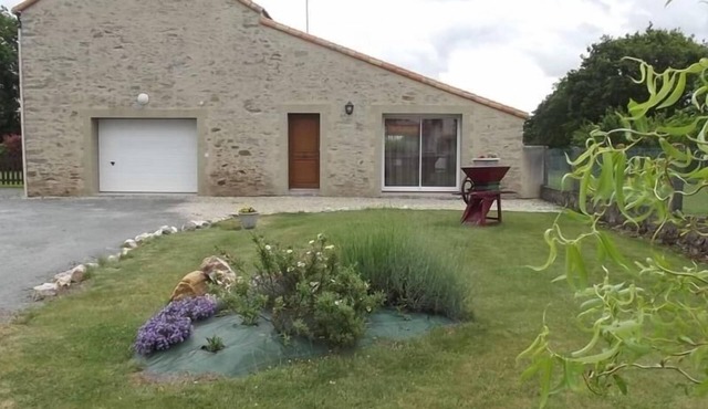 Charming Renovated Barn, Spacious Garden, and Ping-Pong Table in La Garnache