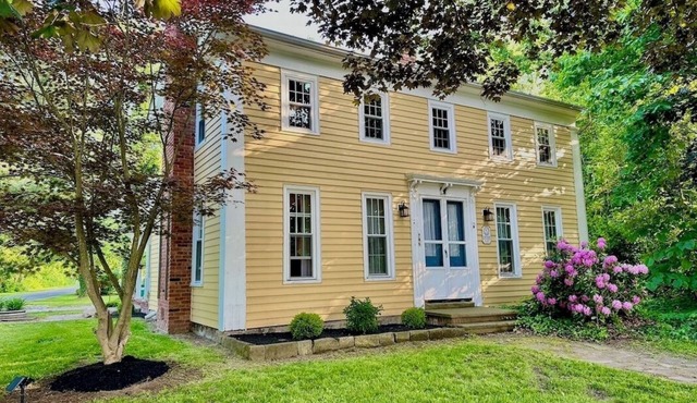 Charming renovated historical farmhouse in the heart of wine country!