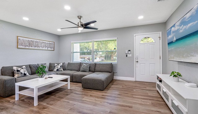 Charming & Renovated Home 20 Minutes from Tampa