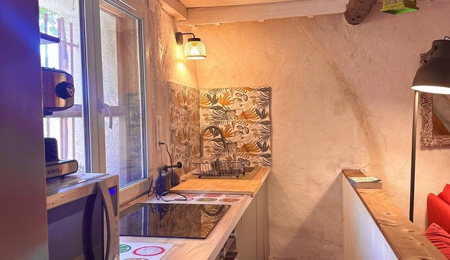 Charming Renovated House in Cucuron, sunny and quiet patio, large living space