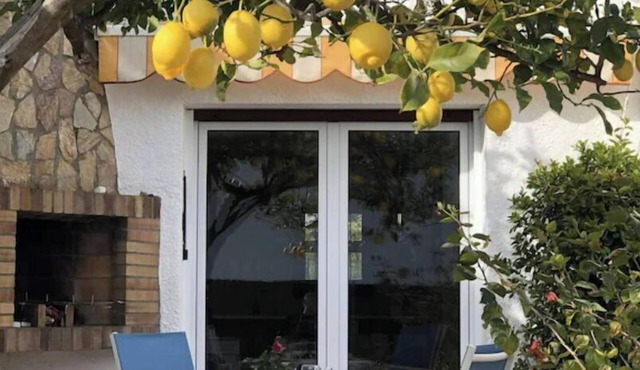 Charming renovated house - 4 mn walk from Grifeu beach - Very nice garden-Parking area