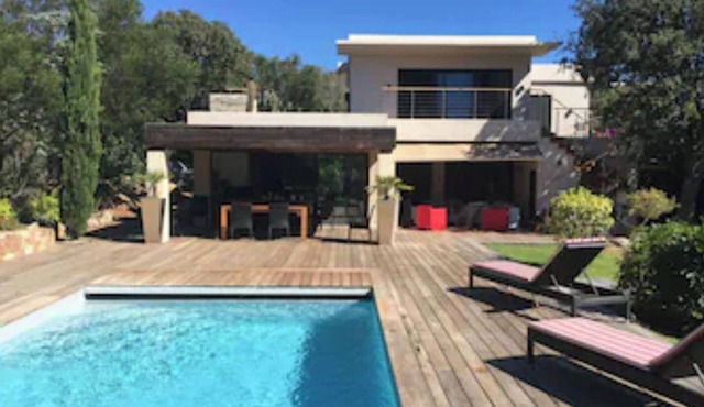 Charming renovated house 2 minutes walk from the beach in a quiet area.