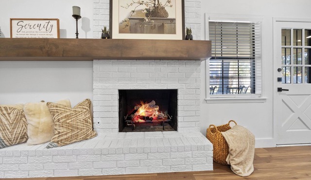 Charming & Renovated in S Tulsa Staycation or Long-Term Stays-Backs to Trails