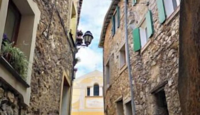 Charming renovated Medieval village apartment T2, 7km from Menton and its beaches