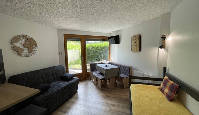 Charming Renovated Studio with Direct Outdoor Access in Central Ski Resort