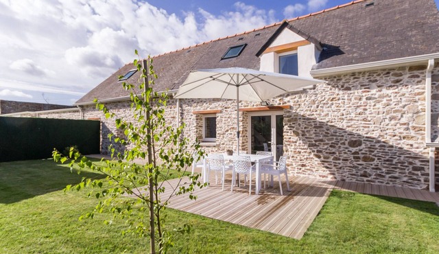 Charming Renovated Stable, Quiet Near Center, Close to Beaches, Enclosed Garden, Pet-Friendly