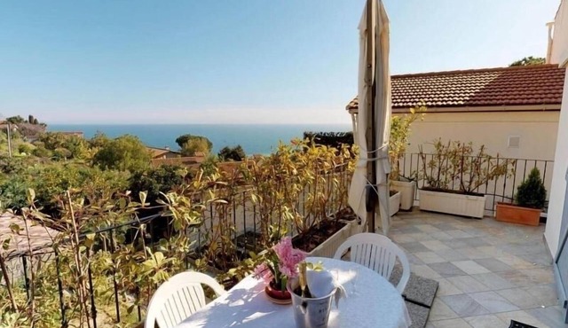 Charming renovated studio with terrace, air conditioning and free WiFi