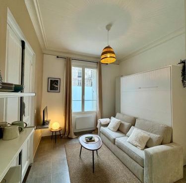 Charming renovated studio, near Saint-Lazare, Paris