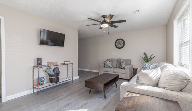 Charming Renovated 2 Bedroom Townhome LESS THAN 10 mins from FLW Main Gate