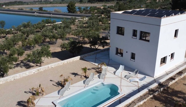 Charming reservoir house