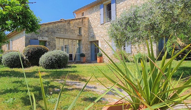 Charming residence at the foot of the Duchy of Uzès.air-conditioned rooms.