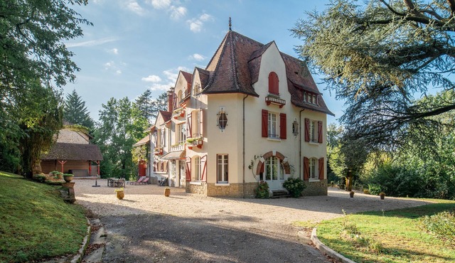 Charming residence in a park of ancient trees with swimming pool and Jaccuzi