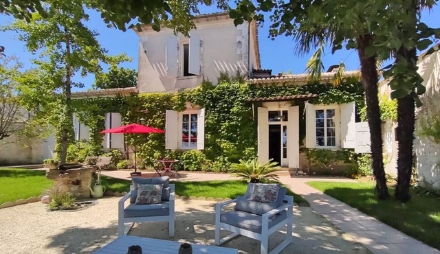 Charming residence with pool and air conditioning near Bordeaux