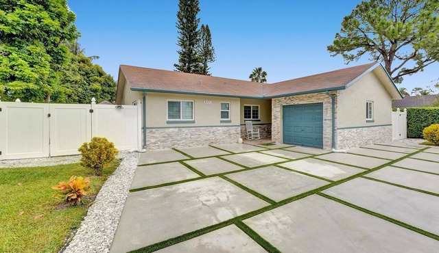 Charming Residential home 4/2 plus Den close to Sawgrass mall, Beaches.