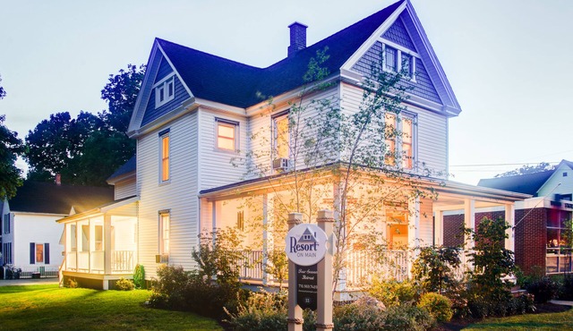 Charming Resort in the Heart of Bemus Village on CHQ Lake