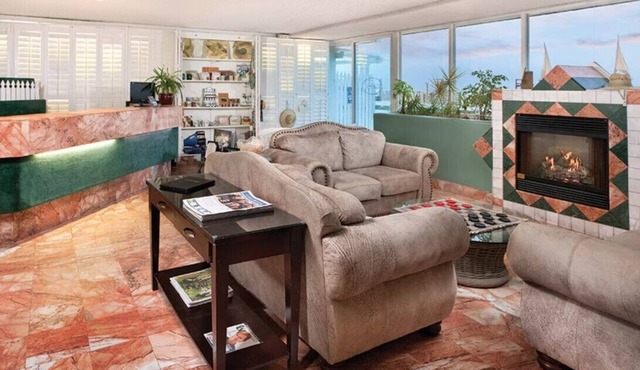 Charming resort in superb Pismo Beach short walk to pier with WiFi, fitness room