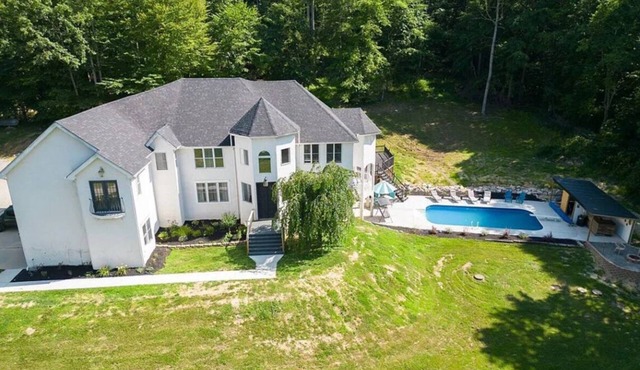Charming Resort Suite-withParkingPool,BBQ,drinks,HotTub,Lake,Camp,SportsCourt