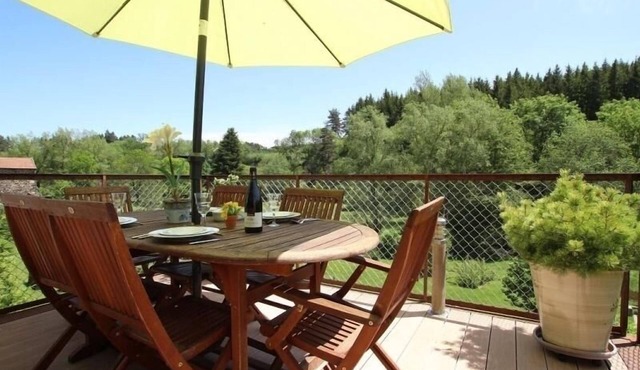 Charming Restored Barn with Modern Comfort, Garden & WiFi in Tranquil Setting