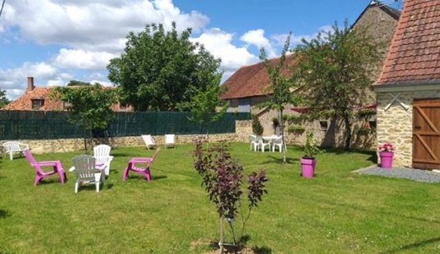 Charming Restored House with Private Garden in Quiet Berry Hamlet