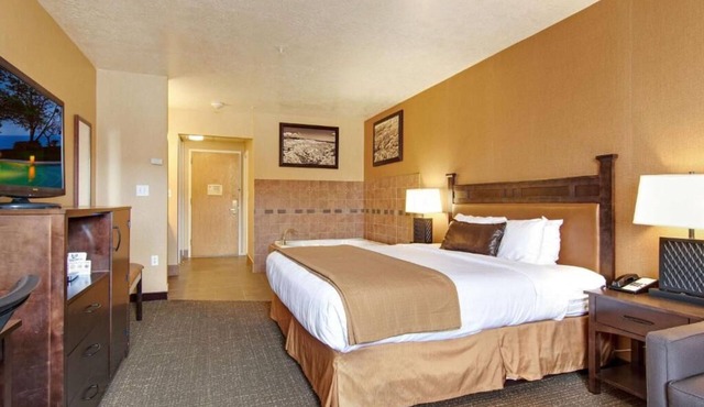 Charming Retreat amidst Nature! Free Breakfast. Indoor Pool, Free Parking!