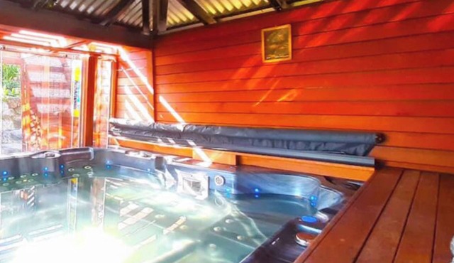 Charming Retreat! at Famous Palm Beach! Outdoor Spa till 8! Walk to Ocean beach!