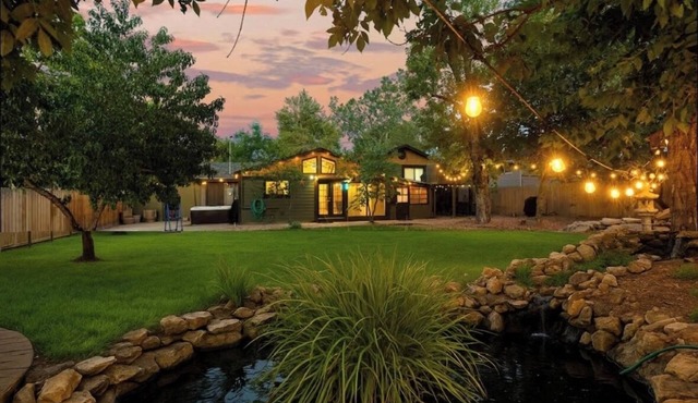 Charming Retreat: Backyard Oasis, HotTub, FirePit, GameRoom, 15min>DT Denver