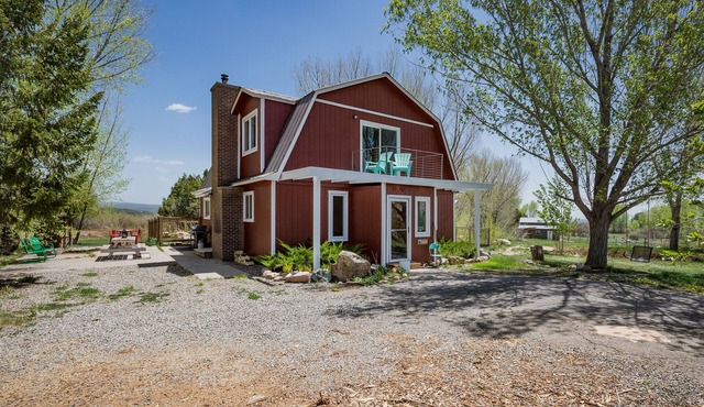Charming retreat close to downtown, hiking, lakes, 3 acre and private