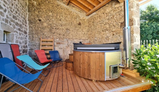 Charming retreat in Usson-en-Forez with hot tub and premium comfort