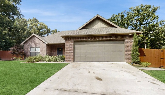 Charming retreat home w/disc golf gear, gourmet kitchen, & a spacious backyard