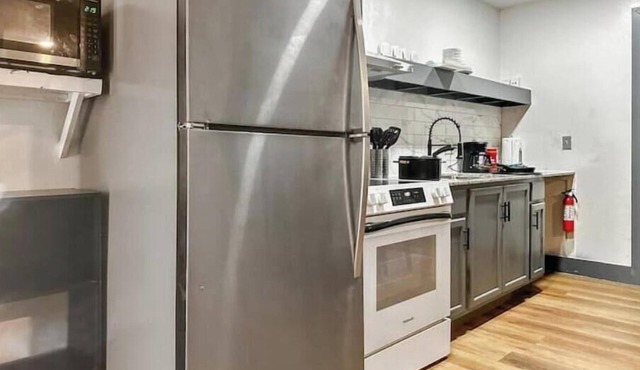 Charming Retreat home with Private Yard in Pryornn