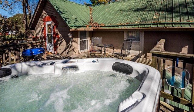 Charming Retreat | Hot Tub, Views & Near Nashville