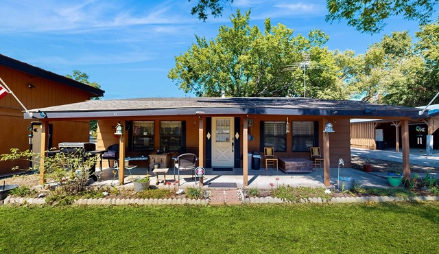 Charming retreat house with cozy living spaces, jetted tub, and Pet-friendly