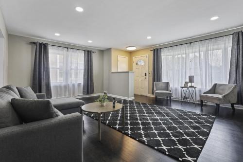 Charming Retreat in the Heart of Des Plaines residence