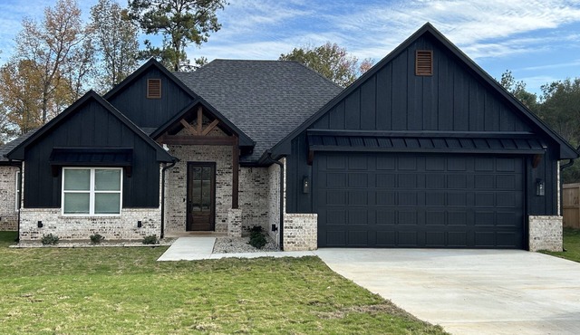 Charming Retreat in Hallsville, TX – Your Cozy Home Away from Home!