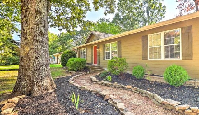 Charming Retreat Less Than 2 Mi to Cranfield Marina!