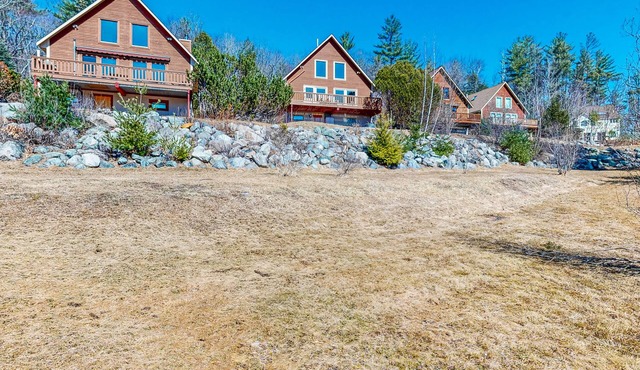 Charming retreat + loft w/deck, gas grill, private washer/dryer, and jetted tub