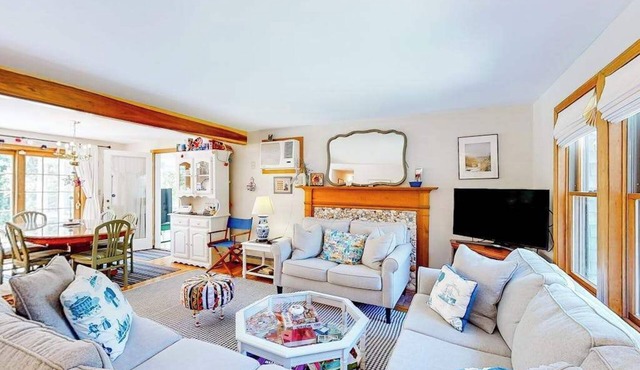 Charming retreat near the ocean with W/D, games, & trails
