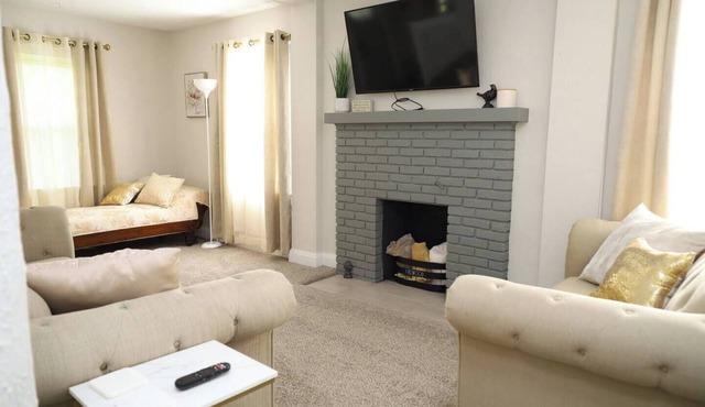 Charming Retreat on Quiet Street, close to Notre Dame and DTSB