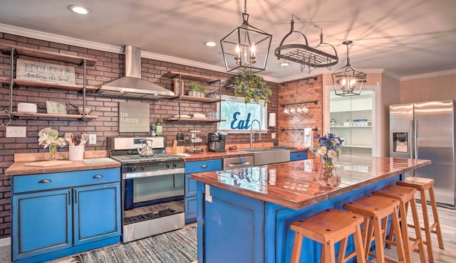 Charming Retreat on 20 Acres w/Private Lake!