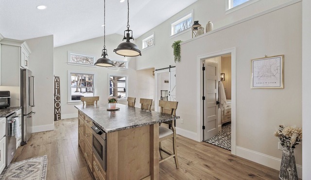 CHARMING RETREAT! Over-looking Lake, Hot tub, WiFi, AC, Nearby Walking Trails