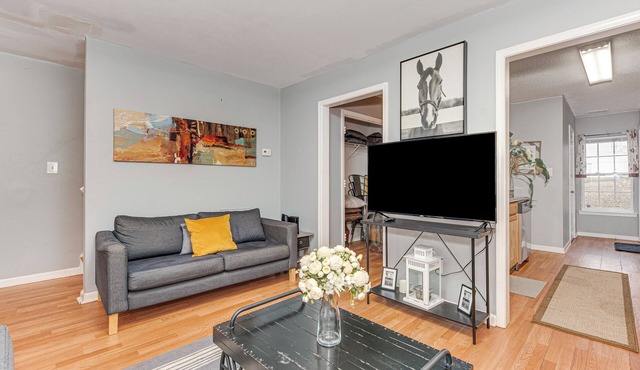 Charming Retreat, Sleeps 8, & Just Minutes from Uptown