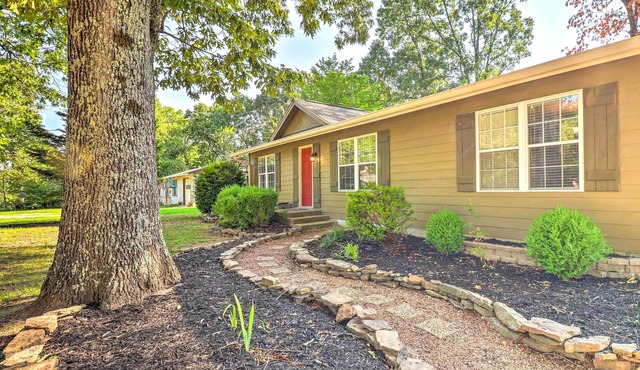 Charming Retreat < 2 Mi to Cranfield Marina!