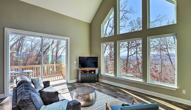 Charming Retreat w/Mtn Views: Walkable Location!