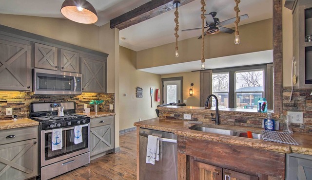 Charming Retreat - Walk to Lake Koshkonong!
