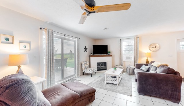 Charming retreat with private hot tub, fireplace, & furnished patio