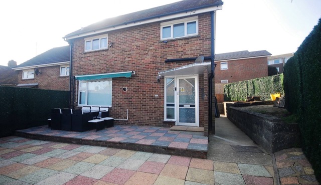 Charming Retreat With Hot Tub & Sauna Sleeps 4