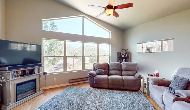 Charming Retreat with Panoramic Views, Private Washer/Dryer & Free Internet