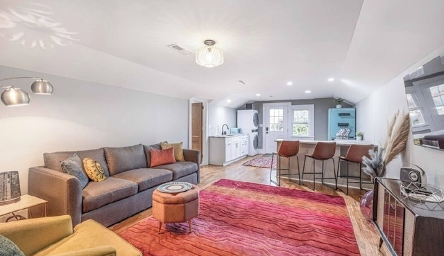 Charming Retro & Stylishly Updated Mid-Century Apartment Retreat Near Downtown