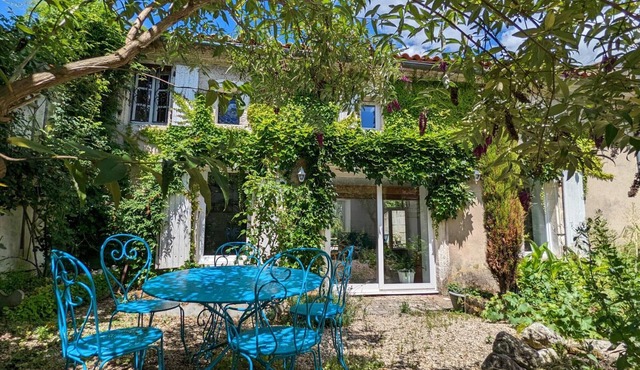 Charming Riverside Retreat: Cozy Cottage with Terrace, Garden & Wellness Services