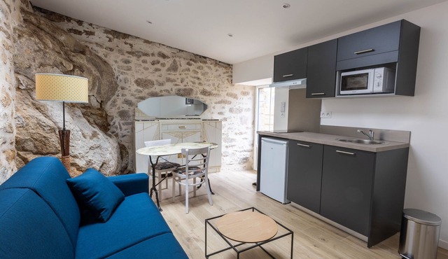 Charming riverside studio for 2 - private terrace, shared outdoor space, recently renovated